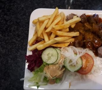 Tagesteller mit Pommes und frischem Salat