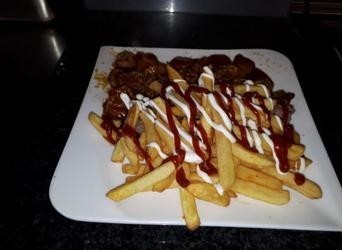 Currywurst mit Pommes
